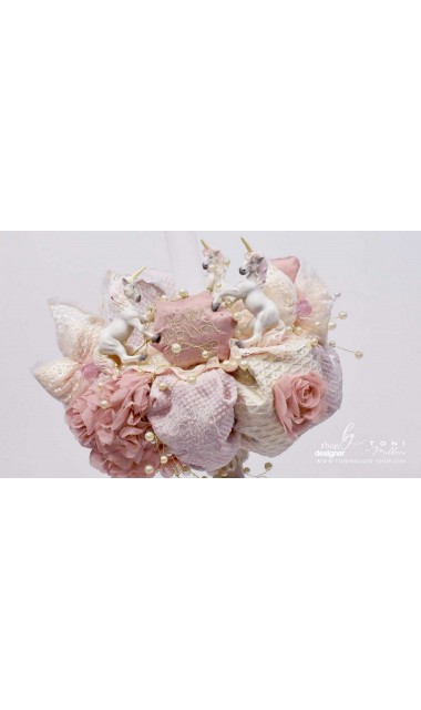Lumanare botez brodata cu gold si accesorizata cu trei figurine unicorni Golden Unicorns Valley 9